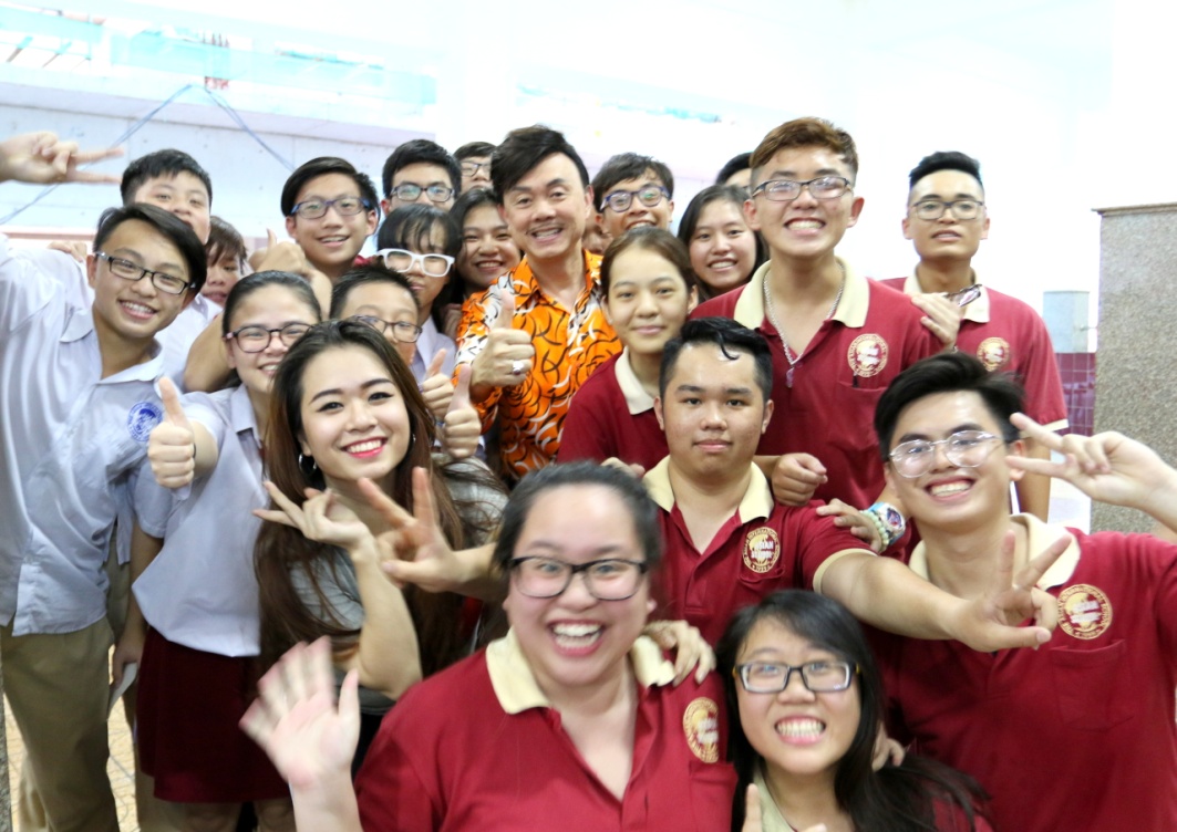 Hoài Linh, Chí Tài cùng hàng loạt ngôi sao trẻ giao lưu cùng học sinh Asian School