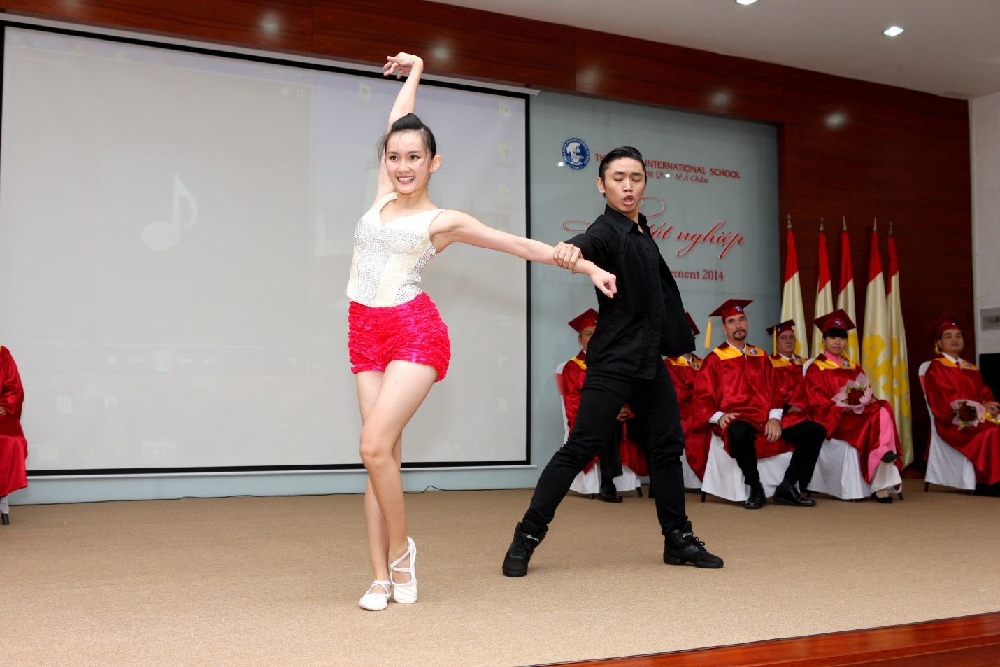 Học sinh Hoàng Mỹ An và bạn diễn Bảo Duy với vũ điệu Tuổi học trò