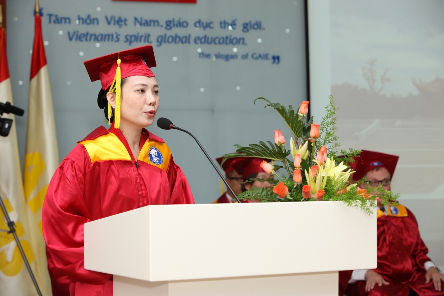 Cô Văn Thị Thiên Hà - đại diện BGH nhà trường phát biểu tại buổi lễ