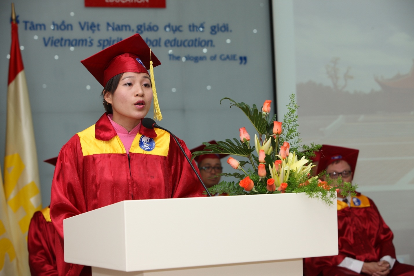 Cô Vũ Thị Hằng - Giáo viên quản nhiệm lớp 12/7 phát biểu tại buổi lễ