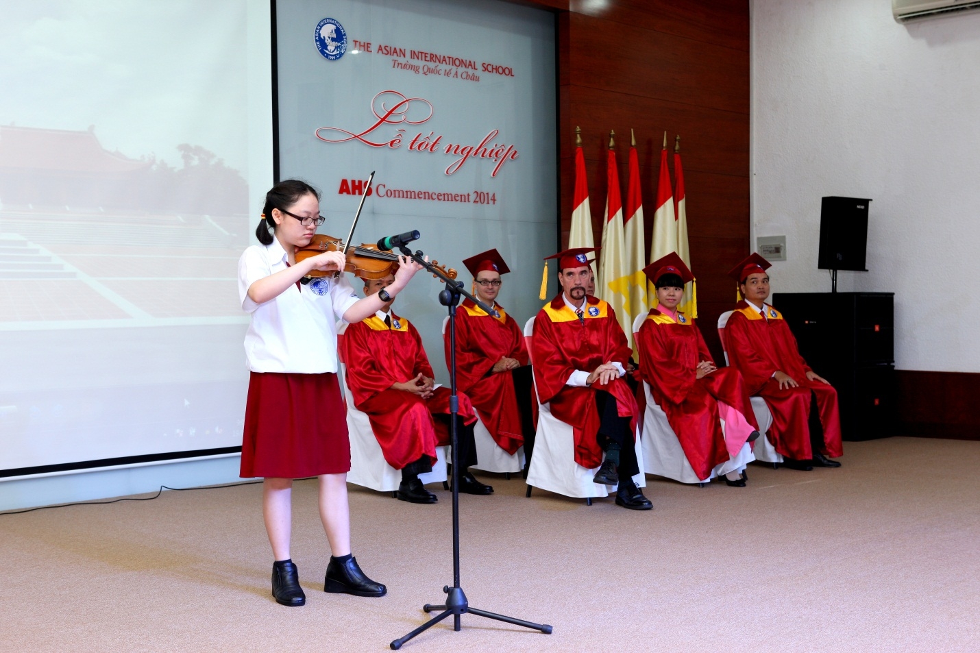Học sinh Nguyễn Quốc Thiên Anh với tiết mục  đàn Violon Elements