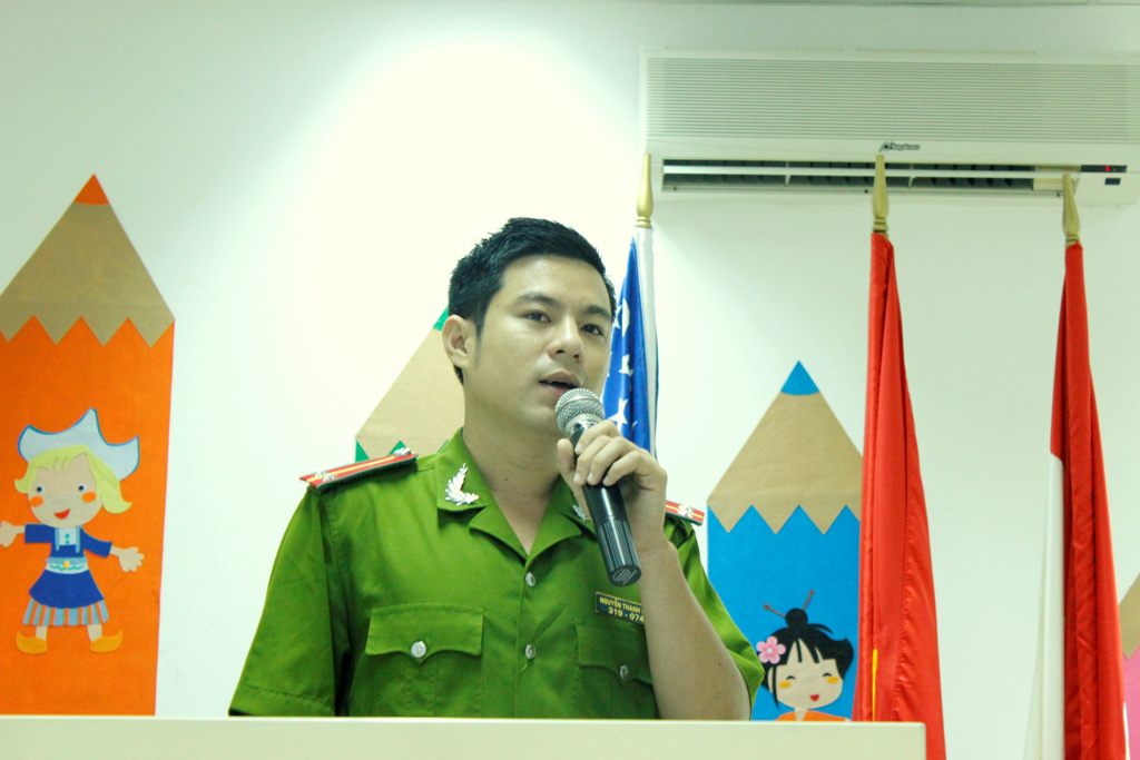 Đ/c Nguyễn Thanh Lâm - cán bộ Phòng Cảnh sát PCCC Quận 1 tập huấn lý thuyết PCCC