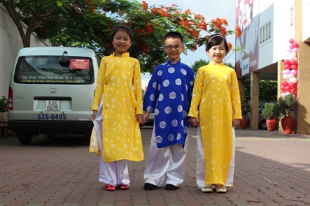 Học sinh IPS đáng yêu trong trang phục truyền thống trước giờ biểu diễn