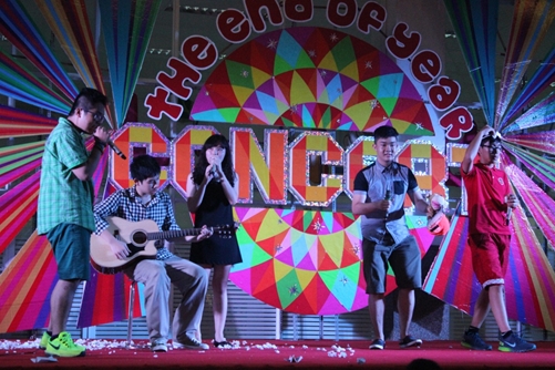 Học sinh AHS Cao Thắng với tiết mục đàn hát sôi động