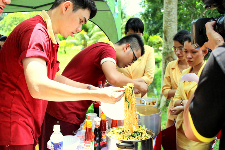 Học sinh hào hứng tham gia hội trại ẩm thực